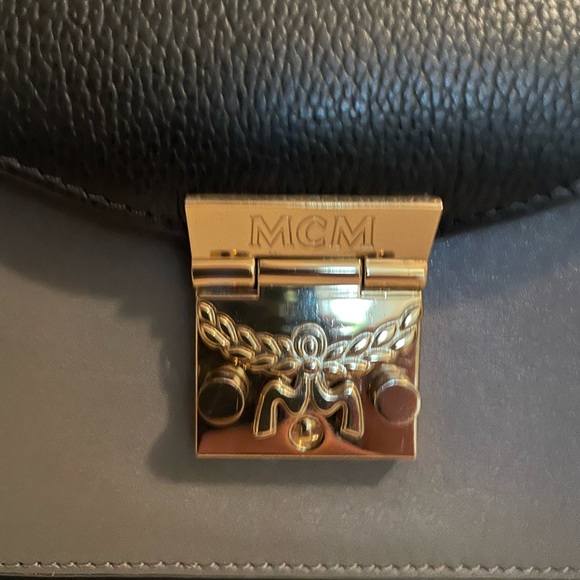 Tracy Shoulder Bag in Leather - Picture 3 of 7